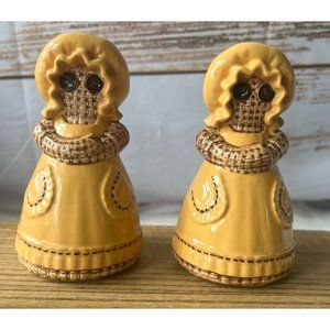 VTG 70's Sittre Ceramic Burlap Dolls Salt and Pepper Shakers Yellow/Brown Button